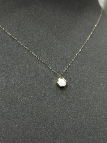 عقد سداسي ذهب مع صدف ابيض