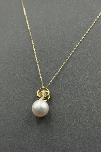 عقد الماس مع لؤلؤ وزن الذهب : 2.4 جرام وزن الألماس...