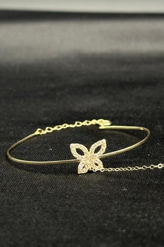 كف اطفال وردة مفرغ ذهب تصميم الماس عيار 18 وزن من...