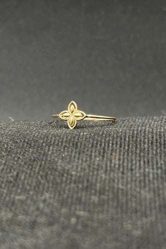 خاتم زهرة ذهب صافي عيار 18 وزن من 0.4 الى 0.5 جرام