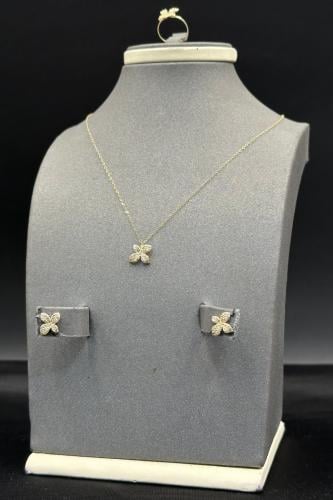 طقم اطفال وردة ذهب تصميم الماس عيار 18 وزن من 2 ال...