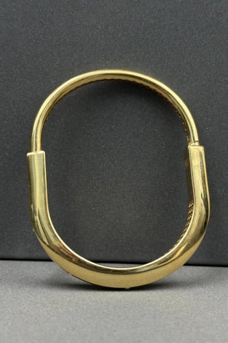 اسوارة على شكل قفل ذهب تصميم الماس عيار 18 وزن 24...