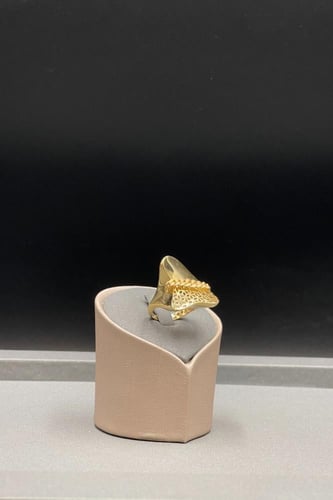 خاتم ذهب عيار 18 صافي بتصميم جنزير فاخر وزن 7.2 جر...