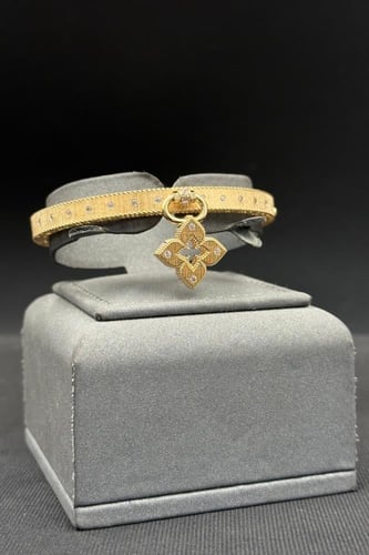 اسوارة وردة ذهب تصميم الماس عيار 18 وزن من 14.5 ال...