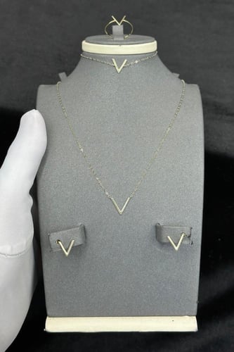 طقم شكل V ذهب صافي عيار 18 وزن 1.8 جرام