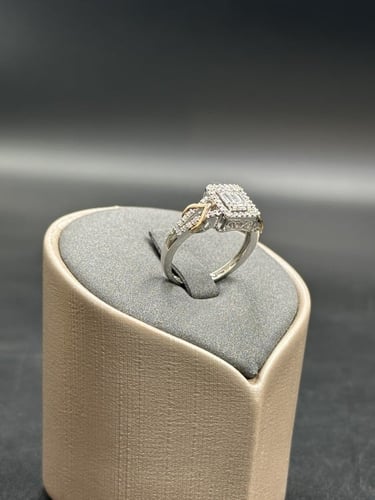 خاتم الماس فخم يضفي لمسة فاخرة لأطلالتك