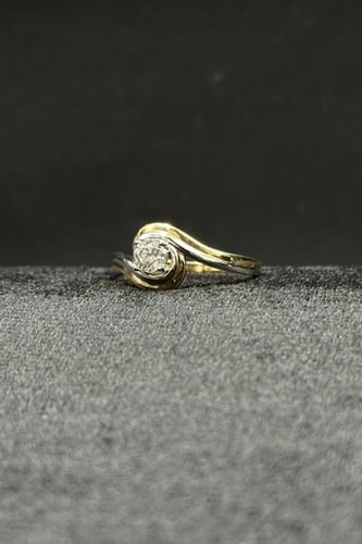 خاتم ذهب عيار 18 تصميم الماس مع فص سوليتير أنيق وز...