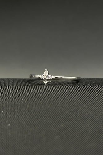 خاتم الماس وزن الذهب : 0.98 جرام وزن الألماس : 0.0...