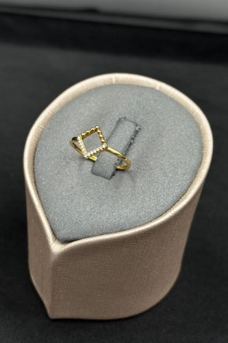 خاتم الماس وزن الذهب : 1.43 جرام وزن الألماس : 0.0...