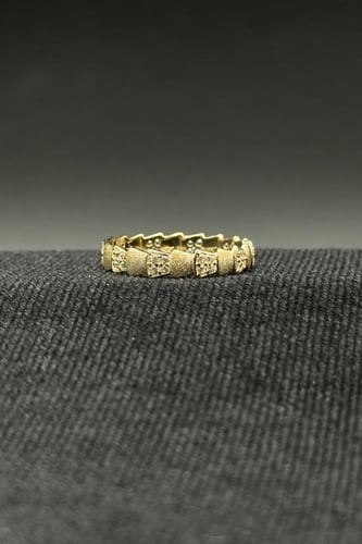 دبلة ذهب تصميم الماس عيار 18 وزن 1.6 جرام