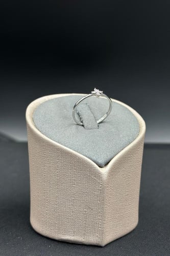 خاتم الماس وزن الذهب : 0.98 جرام وزن الألماس : 0.0...