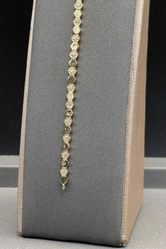 اسوارة خلية ذهب تصميم الماس عيار 18 وزن 6.9 جرام