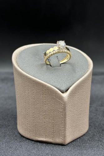 خاتم ذهب عيار 18 بتصميم خلية مع فص سوليتير وزن من...