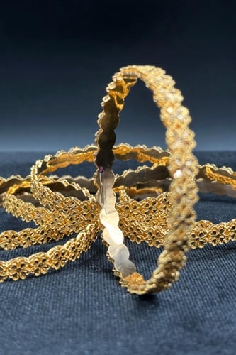 بناجر ذهب صافي بتصميم وردات عيار 21 وزن من 10.3 ال...