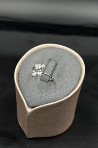 خاتم الماس وزن الذهب : 2.2 جرام وزن الألماس : 0.26...