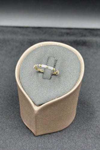 دبلة باقيت ذهب تصميم الماس عيار 18 وزن من 1.5 ال 1...