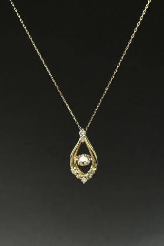 عقد الماس وزن الذهب : 1.80 جرام وزن الألماس : 0.40...