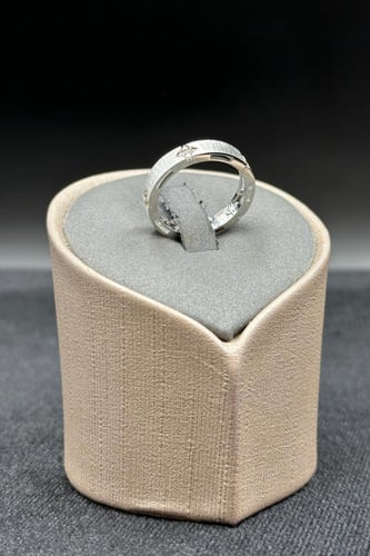 دبلة وردة ذهب ابيض تصميم الماس عيار 18 وزن 2.9 جرا...