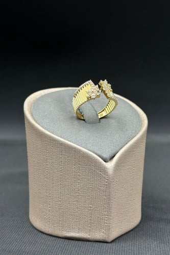 خاتم ذهب فخم عيار 18 زهرة تصميم الماسي عصري وزن 3....