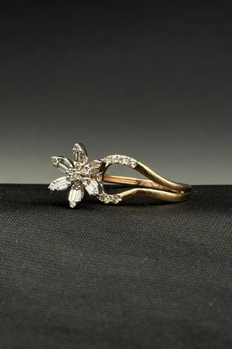 خاتم الماس وزن الذهب : 4.11 جرام وزن الألماس : 0.6...