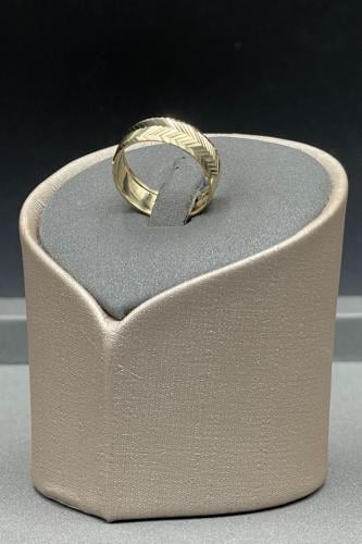 دبلة ذهب صافي عيار 18 وزن من 2.1 الى 2.4 جرام