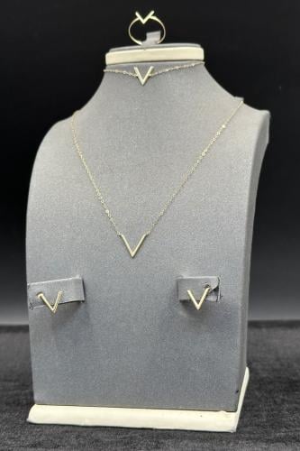طقم شكل V ذهب صافي عيار 18 وزن 1.8 جرام