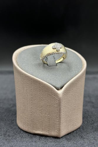 خاتم ذهب نسائي عيار 18 تصميم وردة الماسي وزن من 2....