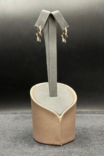 حلق ذهب عيار 18 بتصميم ايطالي وزن من 2.3 إلى 2.4 ج...