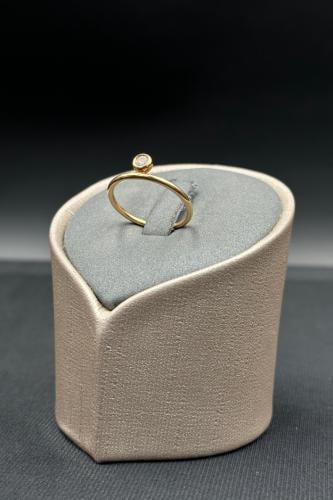 خاتم الماس وزن الذهب : 1.69 جرام وزن الألماس : 0.1...