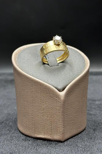 دبلة توينز ذهب مع فص سوليتير عيار 18 وزن من 2.7 ال...