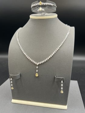 طقم تنس ذهب ابيض ناعم بتصميم الماسي فص فانسي لأطلا...