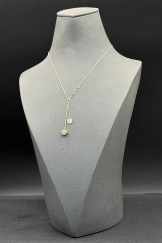 سلسال ذهب عيار 18 وردتين نازل مع صدف وزن من 1.3 ال...