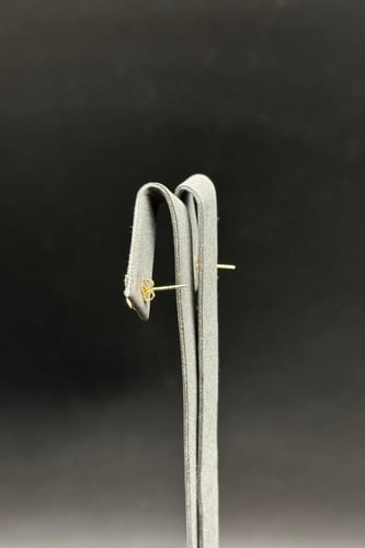 حلق وردة ذهب تصميم الماس عيار 18 وزن من 0.9 الى 1...