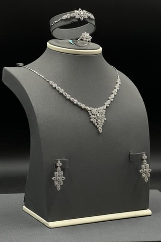 طقم ذهب ابيض تصميم دمعات الماسى عيار 18 بوزن 21.7...