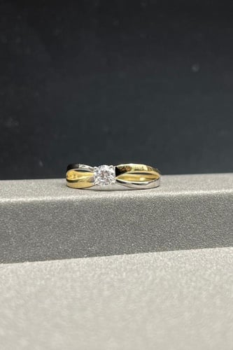 خاتم ذهب تصميم الماس عيار 18 وزن 1.3 جرام