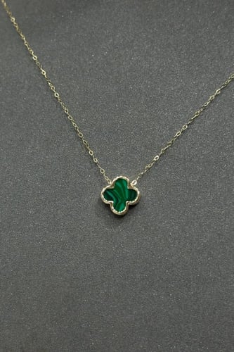 عقد ذهب مع صدف اخضر