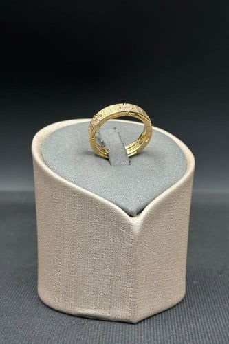 دبلة وردة ذهب تصميم الماس عيار 18 وزن من 3 الى 3.1...