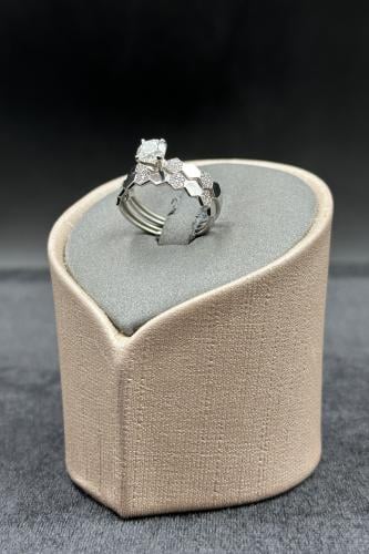 دبلة خلية توينز ذهب ابيض مع فص سوليتير عيار 18 وزن...