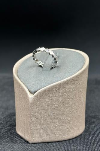 دبلة خلية ذهب ابيض تصميم الماس عيار 18 وزن من 2.1...