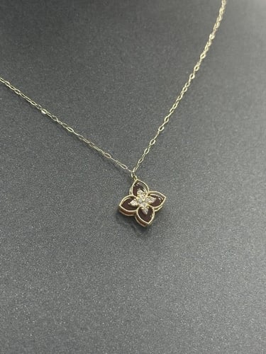 عقد شكل ورده ذهب تصميم الماس