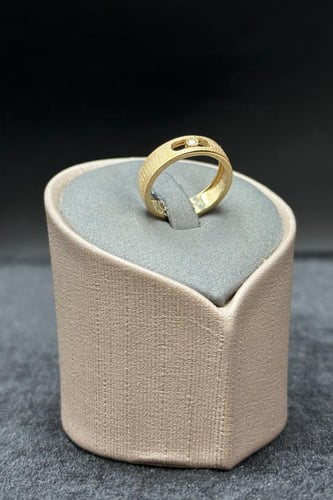 دبلة ذهب تصميم الماس عيار 18 وزن 4.9 الى 5.1 جرام