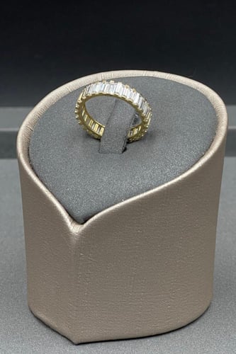 دبلة مع باقيت ذهب تصميم الماس عيار 18 وزن 2.8 جرام