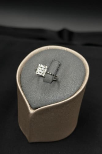 خاتم الماس وزن الذهب : 2.03 جرام وزن الألماس : 0.1...