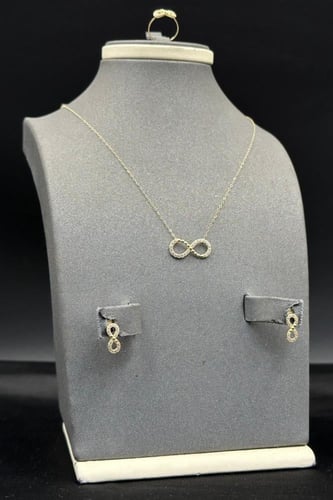 طقم اطفال انفنتي ذهب تصميم الماس عيار 18 وزن من 1....