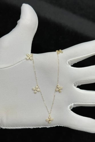 تشوكر ذهب عيار 18 زهرات بتصميم الماس وزن من 1.5 ال...