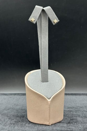 حلق زهرة ذهب تصميم الماس عيار 18 وزن من 0.6 الى 0....