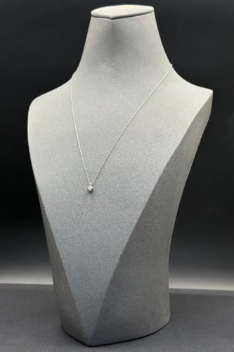 عقد الماس وزن الذهب : 1.44 جرام وزن الألماس : 0.11...