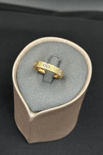 دبلة وردة ذهب تصميم الماس عيار 18 وزن من 3 الى 3.1...