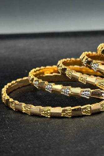 بناجر المها ذهب صافي بتصميم عصري عيار 21 باوزان مخ...