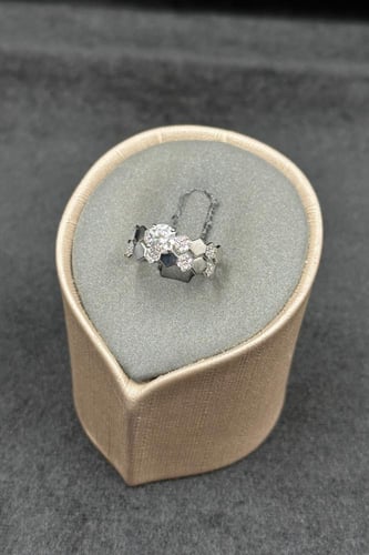 دبلة خلية توينز ذهب ابيض مع فص سوليتير عيار 18 وزن...